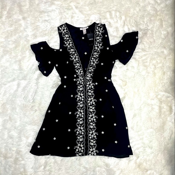 NWT Forever 21 Black Short Dress Ivory Embroidery with pockets Small - Picture 1 of 5